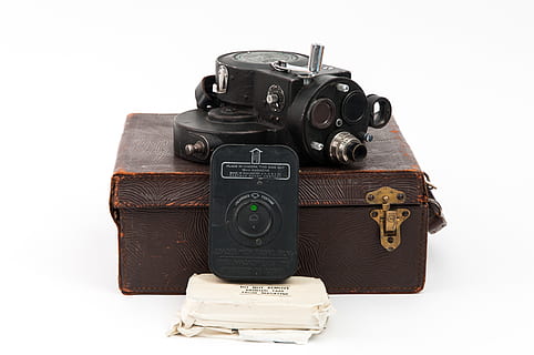 nero, microscopio, scatola, telecamera, elettronica, Camera digitale, bianca, foto, film, video, studio, minimo, Vintage ▾, videocamera, copriobiettivo, cinghia, mobilia, tavolo, lenti della macchina fotografica, legna, ceramica, arte, porcellana, girato in studio, temi fotografici, macchina fotografica - attrezzatura fotografica, sfondo bianco, tecnologia, ritagliare, in stile retrò, in casa, attrezzatura fotografica, natura morta, singolo oggetto, colore nero, nessuno, avvicinamento, antico, obiettivo - strumento ottico, vecchio, fotocamera reflex, 2K, CC0, dominio pubblico, privo di copyright
