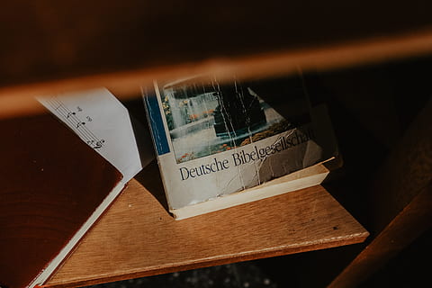 deutsche softbound bok, tekst, bord, innendørs, kommunikasjon, vestlig skript, ingen folk, tre - materiale, nærbilde, stilleben, høy vinkel visning, papir, selektiv fokusering, finansiere, rikdom, Nummer, virksomhet, papirvaluta, valuta, forretningsfinansiering og næringsliv, menneskelig representasjon, 5K, CC0, offentlig domene, opphavsrett gratis