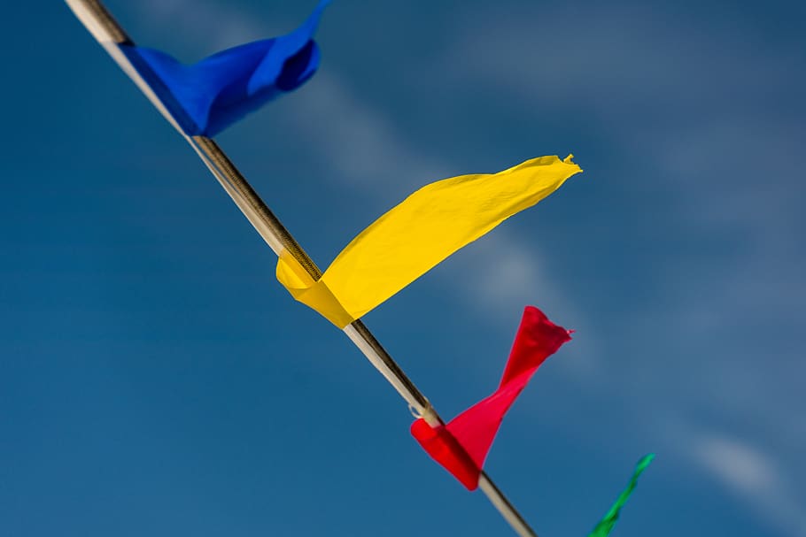 flag, vind, båd, nautiske, rigning, festlig, flyvende, mere, skib, flagren, banner, gul, blå, himmel, ingen mennesker, natur, rød, multi farvet, miljø, dag, udendørs, patriotisme, lav vinkel visning, skyfri himmel, to objekter, vinke, blå baggrund, 5K