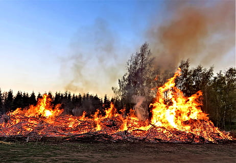 pääsiäinen, pääsiäisen tulipalo, tulli, perinne, puun tulipalo, puujätteet, puun taivutus, liekki, loimu, hiillos, lämpö, savu, henkiä, illalla kohtaamispaikka, tarvitsevat vanhoja, palaa, antaa potkut, tulipalo - luonnollinen ilmiö, lämpö - lämpötila, savu - fyysinen rakenne, oranssi väri, kokko, luonto, puu, hehkuva, ei ihmisiä, ympäristö, taivas, ulkona, maa, liike, loki, ympäristöasiat, polttopuut, nuotio, saastuminen, 4K, CC0, public domain, rojaltivapaa