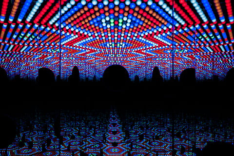 opera d'arte digitale astratta, silhouette, modello, multicolore, illuminato, persone, cultura artistica e intrattenimento, Internet, astratto, adulto, notte, sfondi, raggiante, architettura, in casa, luce - fenomeno naturale, rete di computer, creatività, uomini, codice binario, 5K, CC0, dominio pubblico, privo di copyright