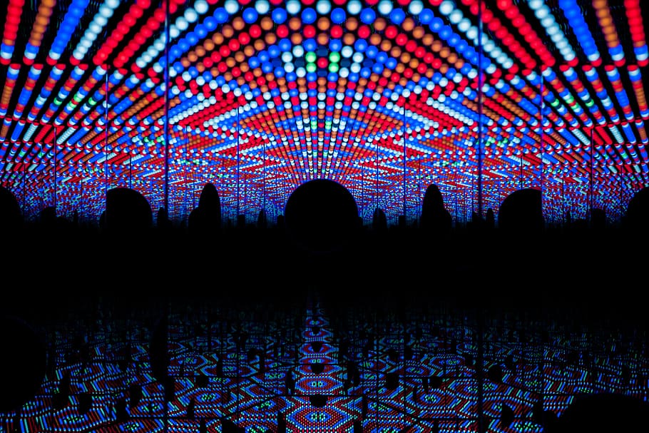 il·lustració digital abstracta, silueta, patró, multicolor, il·luminat, gent, cultura i entreteniment artístic, Internet, resum, adult, nit, fons, brillant, arquitectura, a l'interior, llum - fenomen natural, xarxa d’ordinadors, creativitat, homes, codi binari, 5K