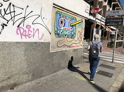 Španělsko, majorca, graffiti, plná délka, jedna osoba, tvořivost, skutečných lidí, architektura, muži, exteriér budovy, nástěnný prvek, volnočasové aktivity, životního stylu, den, stavba, zpětný pohled, umění a řemesla, město, text, neformální oblečení, pouliční umění, 4K, CC0, veřejná doména, bez autorských práv