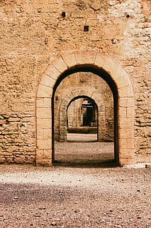 ruda arka, kripta, pastatas, sienos, architektūra, arka, kelias, takas, pilis, žemės, koridorius, kelionė, istorinis, įėjimas, akmuo, Senovinis, durys, senas, senovės, viduramžių, istorija, pastatyta struktūra, dieną, nėra žmonių, pastato išorė, praeitis, kelias pirmyn, kryptis, sienų kūrimo funkcija, lauke, pobūdį, plytų, saulės šviesa, akmeninė siena, išlenktas, 5K, CC0, Viešasis domenas, nemokamai