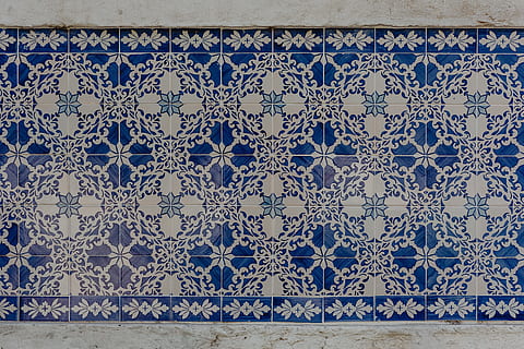 azulejos portugueses, típica, vidrado, cerâmica, azulejos, Lisboa, Portugal, fundo, parede, padronizar, telha, desenhar, ninguém, estampa floral, azul, pavimento, origens, recurso de construção de parede, dentro de casa, arte e Artesanato, criatividade, fechar-se, ornamentado, quadro completo, construir, arquitetura, cor branca, repetição, estrutura construída, piso frio, luxo, 5K, CC0, domínio público, royalty free