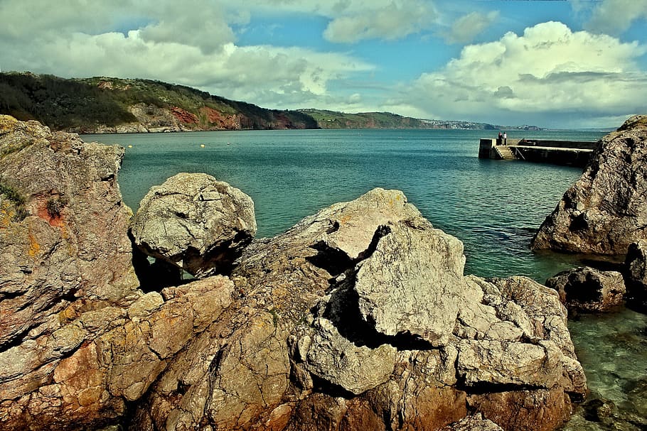 Babbacombe, devon, mare, riva del mare, costa, costiero, oceano, acqua, rocce, turismo, viaggio, UK, Regno Unito, Inghilterra, , cielo, roccia, bellezza nella natura, roccia - oggetto, solido, montagna, scenics - natura, natura, nuvola - cielo, giorno, scena tranquilla, la tranquillità, nessuno, formazione rocciosa, mezzi di trasporto, all'aperto, terra, 2K