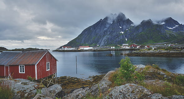 rot, hölzern, Haus, Berg, Fluss, tagsüber, Ruhe, Wolken, wolkig, kalt, Tag, Fjord, eisig, Häuser, Hütte, Landschaft, Lofoten, Berge, nordisch, Norwegen, Rock, Skandinavien, szenisch, Meer, Strand, Schnee, Dorf, Wasser, Winter, Holzhaus, wolke - himmel, die Architektur, Natur, Gebäude, gebaute Struktur, Himmel, Szenen - Natur, Schönheit in der Natur, Gebäudehülle, keine Leute, Rock - Objekt, Land, draußen, 5K, CC0, gemeinfrei, lizenzfrei