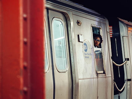 person ring tog, tog, transportmidler, togstation, køretøj, terminal, person, undergrundsbane, human, new york, Forenede Stater, by, passager, by-, transportere, rejse, metro, underjordisk, rejsende, passager bil, nyc, vindue, jernbanetransport, transportform, offentlig transport, tog - køretøj, arkitektur, dør, passagertog, ingen mennesker, udendørs, indgang, dag, lukket, køretøjsdør, åben, rød, metrostationen, jernbanevogn, 4K, CC0, offentligt domæne, royaltyfrie