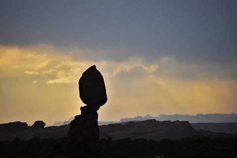 roca equilibrada, puesta de sol, oscuridad, crepúsculo, vistoso, silueta, paisaje, geología, al aire libre, formación, arenisca, rojo, parque nacional de arcos, Utah, Oeste, Estados Unidos, atracción, escénico, turismo, roca, punto de referencia, cielo, nube - cielo, naturaleza, belleza en la naturaleza, paisajes - naturaleza, nadie, tranquilidad, montaña, escena tranquila, arquitectura, ambiente, destinos de viaje, copia espacio, escena no urbana, idílico, cielo romantico, 2K, CC0, dominio público, libre de derechos