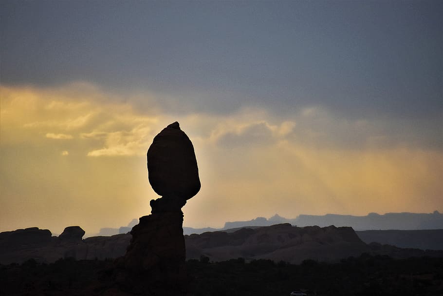 rock equilibrat, posta de sol, vespre, crepuscle, colorit, silueta, paisatge, geologia, a l'aire lliure, formació, gres, vermell, parc nacional dels arcs, utah, oest, EUA, atracció, escènic, turisme, boulder, referència, cel, núvol - cel, naturalesa, bellesa a la natura, escenics - natura, cap gent, tranquil·litat, muntanya, escena tranquil·la, arquitectura, medi ambient, destinacions de viatge, còpia espai, escena no urbana, idíl·lic, cel romàntic, 2K