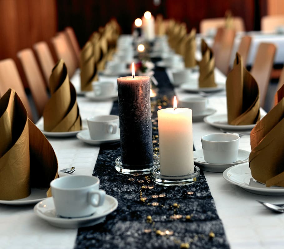 taula, pissarra, festiu, espelmes, celebració, decoració de taula, Festival, tovallons, coberta, taula de banquets, decoració, menjar, taula fixa, invitació, vaixella, enfocament selectiu, vela, tassa, menjar i beguda, beure, cap gent, tassa de cafè, a l'interior, plat, gran grup d'objectes, refresc, cafè, absència, cafè - beguda, foc, cremant, restaurant, vidre, tassa de te, configuració, 4K