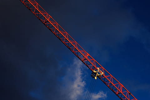 gru rossa, industria, cielo, gru - macchine edili, macchinario, sito di costruzione, Inquadratura dal basso, industria di costruzioni, natura, nuvola - cielo, macchine da cantiere, sviluppo, architettura, nessuno, metallo, blu, attrezzatura da costruzione, all'aperto, alto - alto, struttura costruita, giorno, equipaggiamento industriale, 5K, CC0, dominio pubblico, privo di copyright