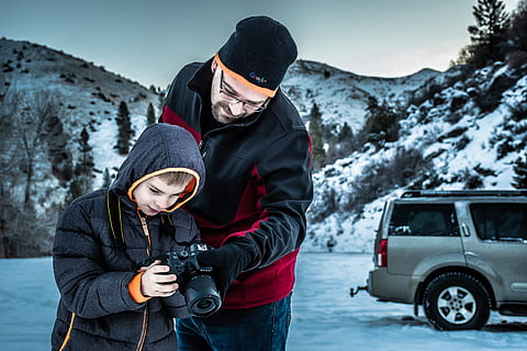 mand, dreng, leder, dslr kamera, kamera, kold, dagslys, dagtimerne, miljø, briller, far og søn, ze, pift, frost, frost-, frostvejr, Frosset, hættetrøje, is, isnende, landskab, bjerge, natur, mennesker, naturskøn, sæson, himmel, sne, snedækket, træer, køretøj, have på, vejr, hvid, vinter, vinter tøj, vinterlandskab, ung, kold temperatur, to personer, varme tøj, tøj, herrer, hanner, fritidsaktivitet, bjerg, stående, voksen, samvær, midt voksen, midt voksne mænd, livsstil, dag, træ, bjergkæde, udendørs, 5K, CC0, offentligt domæne, royaltyfrie