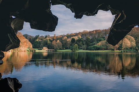 Karosserie, Wasser, Grün, Bäume, Höhle, Wolken, Tageslicht, See, Landschaft, Natur, draußen, Reflexion, Felsen, szenisch, Himmel, Sonnenuntergang, Reise, Baum, Pflanze, Ruhe, Szenen - Natur, ruhige Szene, Schönheit in der Natur, Tag, keine Leute, Ufergegend, Nicht-städtische Szene, Rock - Objekt, Rock, solide, 4K, CC0, gemeinfrei, lizenzfrei