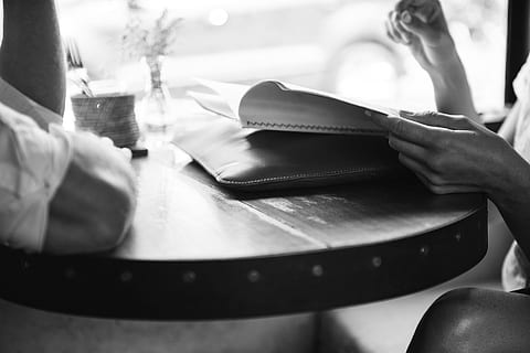meniul, Verifica, uman, activitate, masa, restaurant, partea corpului uman, în interior, a închide, mână, femei, umană, o persoana, adult, să se concentreze asupra primelor elemente, deținere, pantof, muzică, secțiune joasă, arta culturii și divertismentului, stiluri de viață, midsection, oameni adevărați, instrument muzical, zi, 1080P, CC0, domeniu public, fără drepturi de autor