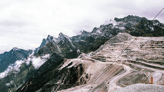 fotografía de hito, gris, marrón, formaciones de acantilados, nubes, frío, alto, caminata, colina, hielo, Indonesia, paisaje, montaña, pico de la montaña, fotografía, rock, escénico, nieve, turismo, Valle, invierno, cielo, nube - cielo, belleza en la naturaleza, naturaleza, paisajes - naturaleza, día, escena no urbana, escena tranquila, tranquilidad, ambiente, nadie, cordillera, al aire libre, roca - objeto, sólido, remoto, formación, Montaña cubierta de nieve, 5K, CC0, dominio público, libre de derechos