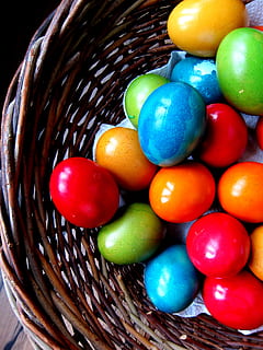 Ostern, Ei, Ostereier, farbig, bunt, Frühling, Farbe, heiter, osterkorb, Hühnereier, Osternest, Osterthema, Korb, Dekoration, gemalt, Osterdekorationen, Osterei, Lebensmittel, Essen und Trinken, Stillleben, Frische, Container, High Angle View, Korbweide, mehrfarbig, rot, gesundes Essen, Obst, drinnen, keine Leute, Nahansicht, große gruppe von gegenständen, Wohlbefinden, Wahl, Versuchung, 2K, CC0, gemeinfrei, lizenzfrei