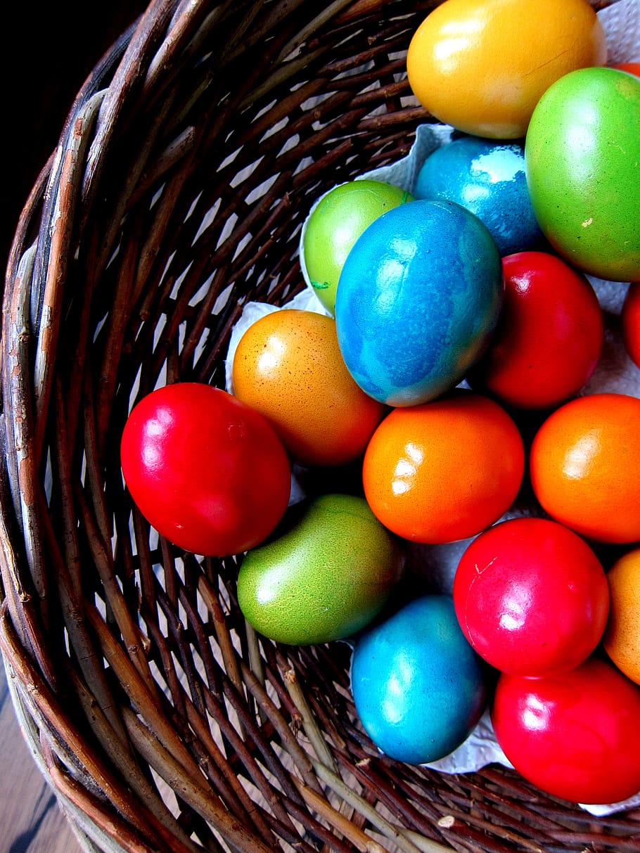 Pasqua, ou, ous de Pasqua, de colors, colorit, primavera, color, alegre, osterkorb, ous de pollastre, niu de Pasqua, tema de pasqua, cistella, decoració, pintat, decoracions de pasqua, ou de Pasqua, menjar, menjar i beguda, natura morta, frescor, contenidor, vista d’angle alt, vímet, multicolor, vermell, alimentació saludable, fruita, a l'interior, cap gent, primer pla, gran grup d'objectes, benestar, elecció, temptació, 2K