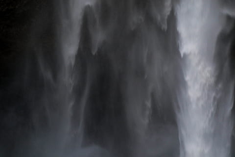 vattenfall, natur, vatten, utomhus, flod, island, skogafoss, lynnig, mörk, äventyr, kontrast, däggdjur, häst, djur-, väder, hav, himmel, klippa, landskap, dimma, Skräck, moln - himmel, rädsla, abstrakt, inget folk, storm, grå, mysterium, miljö, rök - fysisk struktur, dramatisk himmel, läskigt, skylt, våt, skyfall, kraft i naturen, regn, olycksbådande, abstrakt bakgrund, smog, 5K, CC0, offentligt domän, royaltyfria