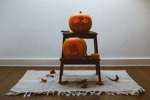 „jack-o-laterna“ ekranas, moliūgų, žingsnis, lapai, Helovinas, drožyba, vaiduoklis, velnias, siaubas, baisus, interjero dizainas, kilimėlis, kilimas, sezoninis, ruduo, rudenį, pumkin, žibintas, apdaila, mediena - medžiaga, šventė, baisu, drožyba - amatų gaminys, naktis, sezoną, kultūros, šypsosi, tamsus, oranžinė spalva, nėra žmonių, Moliūgas žibintas, kaimiškas, kopijavimo vietos, švyti, fonas, žvakė, Spalio mėn, liepsna, simbolis, puošnus, dekoravimas, 4K, CC0, Viešasis domenas, nemokamai