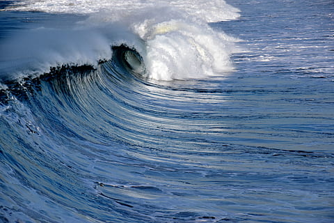 les ones del mar, durant el dia, mar, moviment, aigua, poder, onada, poder a la natura, bellesa a la natura, naturalesa, cap gent, dia, a l'aire lliure, esport, força, davant del mar, blau, cel, esport aquàtic, aspre, trencament, agressió, 5K, CC0, domini públic, lliure de regalies