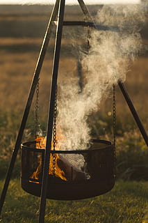 pozzo del fuoco marrone, fuoco, fiamma, camino, all'aperto, Fumo, firepit, tripode, catena, estate, legna, avvicinamento, ardente, bbq, cibo, ciotola, focolare, bålpanne, accogliente, falò, fumo - struttura fisica, concentrarsi sulle conoscenze acquisite, giorno, nessuno, natura, metallo, emitting, campo, movimento, assenza, ambiente, terra, sedia, legno - materiale, calore - temperatura, posto a sedere, erba, 4K, CC0, dominio pubblico, privo di copyright