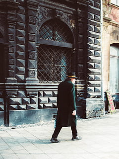 antigo, velho, inverno, tipo, legal, fêmea, masculino, vento, flocos de neve, retrô, envelhecido, auld, Antiguidade, mais antigo, Mais velho, estilo, verde, lviv, estrutura construída, pessoas reais, arquitetura, comprimento total, exterior do edifício, uma pessoa, cidade, dia, estilos de vida, construção, homens, visão traseira, atividade de lazer, caminhando, de pé, adulto, ao ar livre, arco, roupa casual, 4K, CC0, domínio público, royalty free