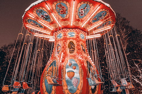 vista de carrusel, nit, Parc d'atraccions, carrusel, fons de pantalla, hd, parc, neó, fons de pantalla hd, hivern, llums de neó, arbres, vermell, roda de ferris, màquina de jocs d'arcade, carnaval, multitud, Festival, zona de jocs coberta, vitrall, passeig pel parc d’atraccions, vista d’angle baix, cultura i entreteniment artístic, il·luminat, cap gent, arquitectura, art i artesania, estructura construïda, representació, creativitat, cel, religió, a l'aire lliure, creença, destinacions de viatge, 4K, CC0, domini públic, lliure de regalies