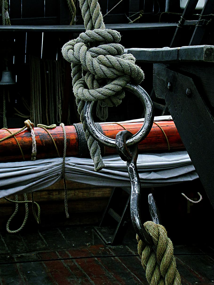 grauer Haken, Knoten, Seil, Holz, Wasser, Ufergegend, Hafen, Seebrücke, Dock, Offizier, Militär-, Militäruniform, Reifen, Krawatte, Zubehör, Zubehörteil, lila, Kapitän, Rettungsring, Marine, Legende von Zelda, Stärke, Metall, keine Leute, gebunden, Verbindung, Tag, Sicherheit, Schutz, Kette, Nahansicht, draußen, Transport, Haltbarkeit, gebundener Knoten, Wasserfahrzeug, Stillleben, Transportmittel, Natur, verheddert, 2K