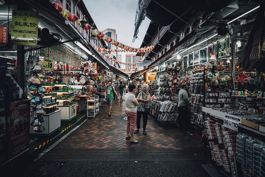 Singapūras, architektūra, pastatyta struktūra, miestas, pastato išorė, mažmeninė, turgus, realūs žmonės, saugoti, žmonių grupė, vyrai, gatvė, prekystalis, moterys, žmonių, gyvenimo būdą, suaugusiųjų, Parduodama, apsipirkti, pasirinkimas, Laisvalaikio veikla, gatvės turgus, parduoti, lauke, mažmeninės prekybos ekranas, 5K