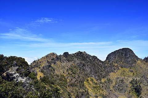 cielo, blu, montagna, elevazione, superiore, picco, estate, natura, viaggio, escursioni a piedi, panoramico, all'aperto, bellezza nella natura, scenics - natura, scena tranquilla, la tranquillità, pianta, nuvola - cielo, nessuno, roccia, scena non urbana, ambiente, paesaggio, giorno, roccia - oggetto, a distanza, albero, solido, formazione, picco di montagna, 4K, CC0, dominio pubblico, privo di copyright