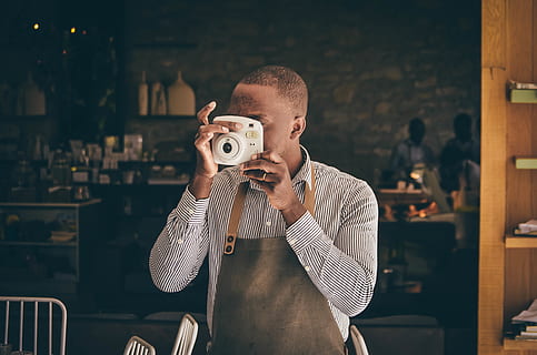 om folosind camera, o persoana, fotografii tematice, aparat de fotografiat - echipament fotografic, deținere, tehnologie, oameni adevărați, Barbat tanar, Sesiuni foto, vedere din față, permanent, bărbați, tânăr adult, de la talie in sus, stiluri de viață, să se concentreze asupra primelor elemente, haine casual, Activitatea de agrement, în interior, echipament fotografic, fotograf, camera digitala, fața confuză, 4K, CC0, domeniu public, fără drepturi de autor