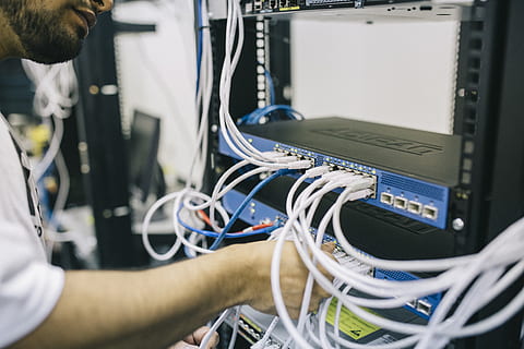 câbles de connexion homme, commutateur hub, à l'intérieur, pièce, brouiller, lien, centre de données, électronique, équipement, l'Internet, la personne, grille, serveur, commutateur, La technologie, câble, réseau informatique, câble d'ordinateur, ordinateur, serveur de réseau, la communication, prise de connexion réseau, main, partie du corps humain, Support Informatique, main humaine, affaires, adulte, équipement informatique, Bureau, affaire d'entreprise, Technologie sans fil, complexité, en utilisant l'ordinateur, communications globales, Salle informatique, membre humain, programmeur, 4K, CC0, domaine public, libre de droits