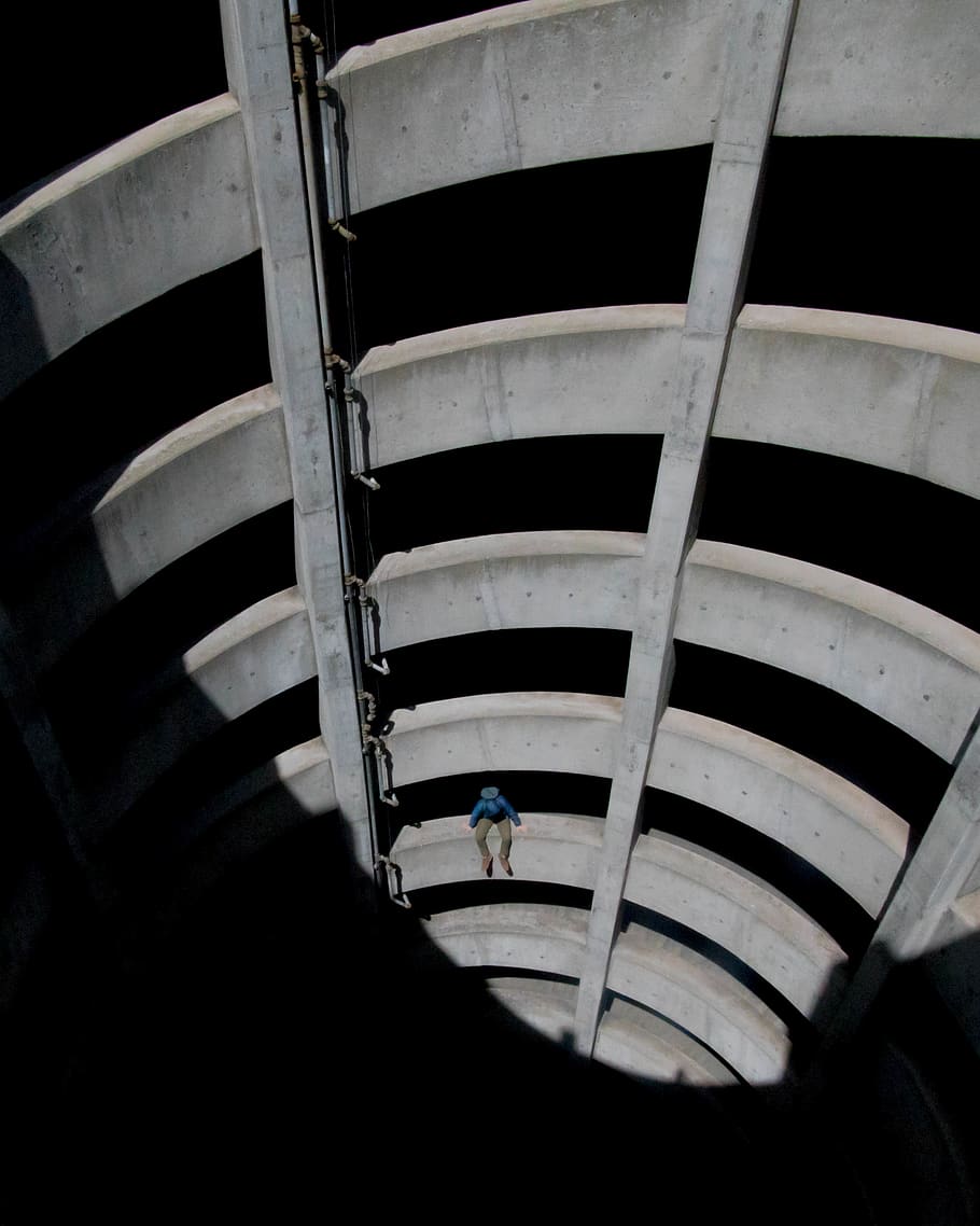 edificio in cemento grigio, in casa, nessuno, modello, architettura, avvicinamento, metallo, struttura costruita, vista dall'alto, ringhiera, natura, legno - materiale, giorno, scala, forma, di fila, messa a fuoco selettiva, natura morta, buio, ruota, 2K