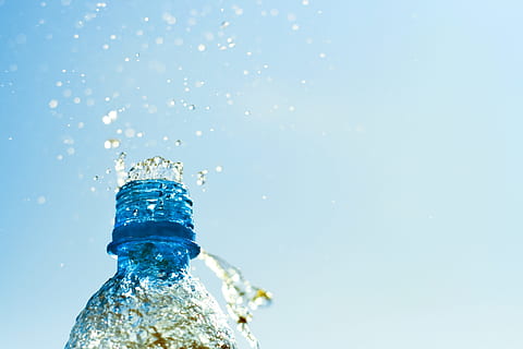 láhev, bublina, detailní, napít se, pokles, kapička, čerstvý, plný, kapalný, nalévat, čistý, splash, voda, kubay, essentuki, stříkající, modrý, občerstvení, studio shot, Příroda, nikdo, jídlo a pití, barevné pozadí, pohyb, detail, kontejner, postřik, nebe, kopie prostor, jeden objekt, Jasný, čistota, modré pozadí, 4K