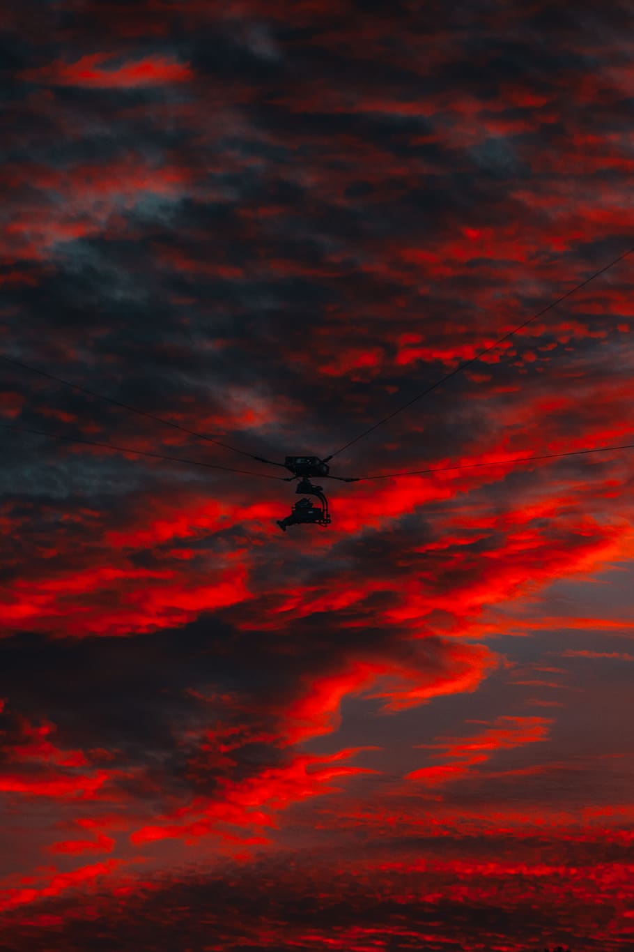 Wolken, Farben, dunkel, Wolken, Farben, dunkel, dunkle Wolken, Drohne, Abend, goldene Stunde, Natur, szenisch, Himmel, Sonnenuntergang, wolke - himmel, fliegend, Schönheit in der Natur, keine Leute, Silhouette, Tiere in freier Wildbahn, orange Farbe, Tierwelt, Flachwinkelansicht, rot, ein Tier, draußen, Tier, Dramatischer Himmel, Szenen - Natur, Tierthemen, in der Luft, bedrohlich, 4K