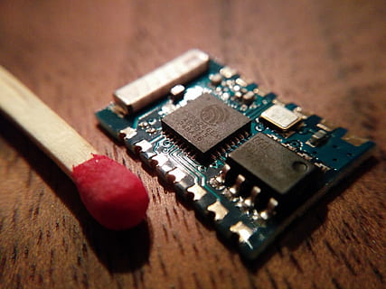 esp, esp8266, microcontrôleur, puce, minuscule, micro, puce électronique, espressif, La technologie, fermer, puce informatique, bois - matériau, lien, table, équipement informatique, à l'intérieur, personne, Industrie électronique, circuit imprimé, équipement, ordinateur, se concentrer sur le premier plan, mise au point sélective, partie informatique, vue grand angle, métal, carte mère, nature morte, équipement électrique, composant électrique, 4K, CC0, domaine public, libre de droits