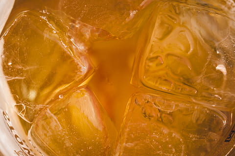 tæt, op, is, terninger, varm, farve, cider, drikke, kold, mad og drikke, mad, frugt, sund kost, tæt på, forfriskning, ingen mennesker, citrus frugt, indendørs, friskhed, velvære, skive, isterning, drikkeglas, kold temperatur, Frosset, husholdningsudstyr, gul, glas, smeltning, citron sodavand, 5K, CC0, offentligt domæne, royaltyfrie
