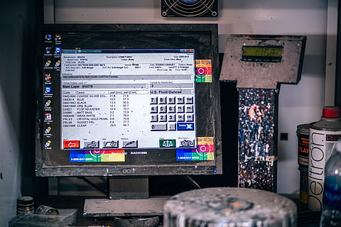 monitor del computer sporco, tecnologia, nessuno, in casa, computer, comunicazione, cultura artistica e intrattenimento, attrezzatura, testo, schermo del computer, attrezzatura informatica, schermo, avvicinamento, tavolo, giorno, sceneggiatura occidentale, controllo, schermo del dispositivo, architettura, scelta, premi il bottone, 5K, CC0, dominio pubblico, privo di copyright