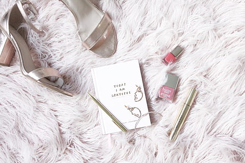 hvid, pels seng, dække over, tekst, pen, pels, kat, kæledyr, pattedyr, dyr, neglelak, rose guld, taknemmelig, flatlay, fladt læg, lyserød, sko, tidsskrift, girly, lodne, fluffy, hunde, indendørs, høj vinkel visning, stilleben, ingen mennesker, hvid farve, fest, seng, ring, tæt på, begivenhed, bryllup, vestlige script, vielsesring, kærlighed, smykker, emotion, tekstil, søm, 2K, CC0, offentligt domæne, royaltyfrie