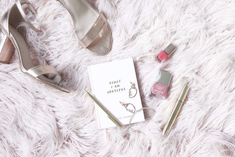 blanc, llit de pell, coberta, text, bolígraf, pell, gat, mascota, mamífer, animal, esmalt per a les ungles, or rosa, agraït, flatlay, pis pla, rosa, sabates, revista, femení, pelut, esponjós, caní, a l'interior, vista d’angle alt, natura morta, cap gent, Color blanc, celebració, llit, anell, primer pla, esdeveniment, casament, guió occidental, anell de noces, amor, joieria, emoció, tèxtil, ungles, 2K