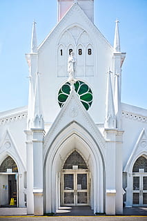 edificio, forma, elemento, arquitectura, arco, patrimonio, estructura, Iglesia, exterior del edificio, estructura construida, día, fachada, religión, lugar de adoración, nadie, cielo, creencia, espiritualidad, vista de ángulo bajo, Entrada, naturaleza, destinos de viaje, escultura, al aire libre, columna arquitectonica, florido, 2K, CC0, dominio público, libre de derechos
