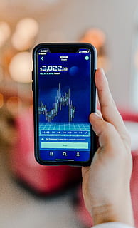 Smartphone Android activat, tecnologia sense fils, comunicació, dispositiu d’informació portàtil, telèfon intel·ligent, tecnologia, telèfon mòbil, mà humana, connexió, mà, primer pla, celebració, part del cos humà, pantalla, centrar-se en primer pla, telèfon, pantalla tàctil, estils de vida, utilitzant el telèfon, una persona, a l'interior, dit, 5K, CC0, domini públic, lliure de regalies