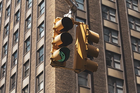 galben semafoare, exteriorul clădirii, vedere unghiulară joasă, construită, semn, arhitectură, oraș, semnal rutier, stoplight, comunicare, indicator, clădire, îndrumare, ușoară, nici o persoana, în aer liber, zi, Siguranță, drum, lumina verde, să se concentreze asupra primelor elemente, 5K, CC0, domeniu public, fără drepturi de autor