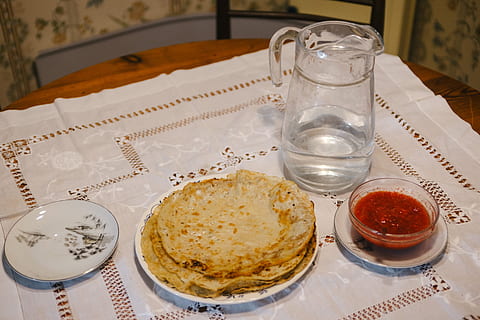 Blinis mit Marmelade, Hintergrund, Blini, Frühstück, Nahansicht, Kochen, Krepp, Crepes, Kultur, köstlich, Dessert, Diät, Essen, Lebensmittel, frisch, gesund, hausgemacht, Marmelade, maslenitsa, Pfannkuchen, Teller, Russisch, Stapel, Süss, traditionell, Jahrgang, Wasser, Tabelle, Essen und Trinken, Stillleben, drinnen, keine Leute, Glas, Container, High Angle View, Trinkglas, Frische, Haushaltsausstattung, Getränk, Küchenutensilien, Erfrischung, fertig für den Verzehr, Essgeschirr, Tablett, Geschirr, Versuchung, 4K, CC0, gemeinfrei, lizenzfrei