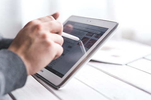 main, en utilisant, stylet, émouvant, numérique, écran de la tablette, dispositif, stylo, écran, style, tablette, La technologie, toucher, écran tactile, Technologie sans fil, une personne, ordinateur, main humaine, la communication, adulte, partie du corps humain, lien, affaires, homme d'affaire, homme d'affaires, fermer, affaire d'entreprise, tablette numérique, en portant, Hommes, en utilisant l'ordinateur, utilisant un ordinateur portable, 5K, CC0, domaine public, libre de droits