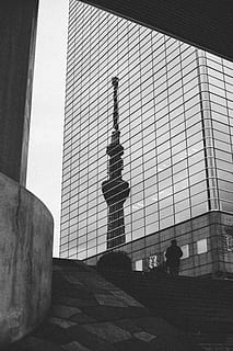edifici de formigó gris, edifici, edifici d'oficines, persona, humà, arquitectura, urbà, tokyo, Japó, gris, riu sumida, ciutat, de gran alçada, campanar, torre, fletxa, paret, llum, símbol, signe, estructura construïda, exterior de l'edifici, vista d’angle baix, alta - alta, cel, dia, naturalesa, exterior d’edifici d’oficines, modern, a l'aire lliure, gratacels, oficina, llum solar, persones reals, silueta, homes, 5K, CC0, domini públic, lliure de regalies