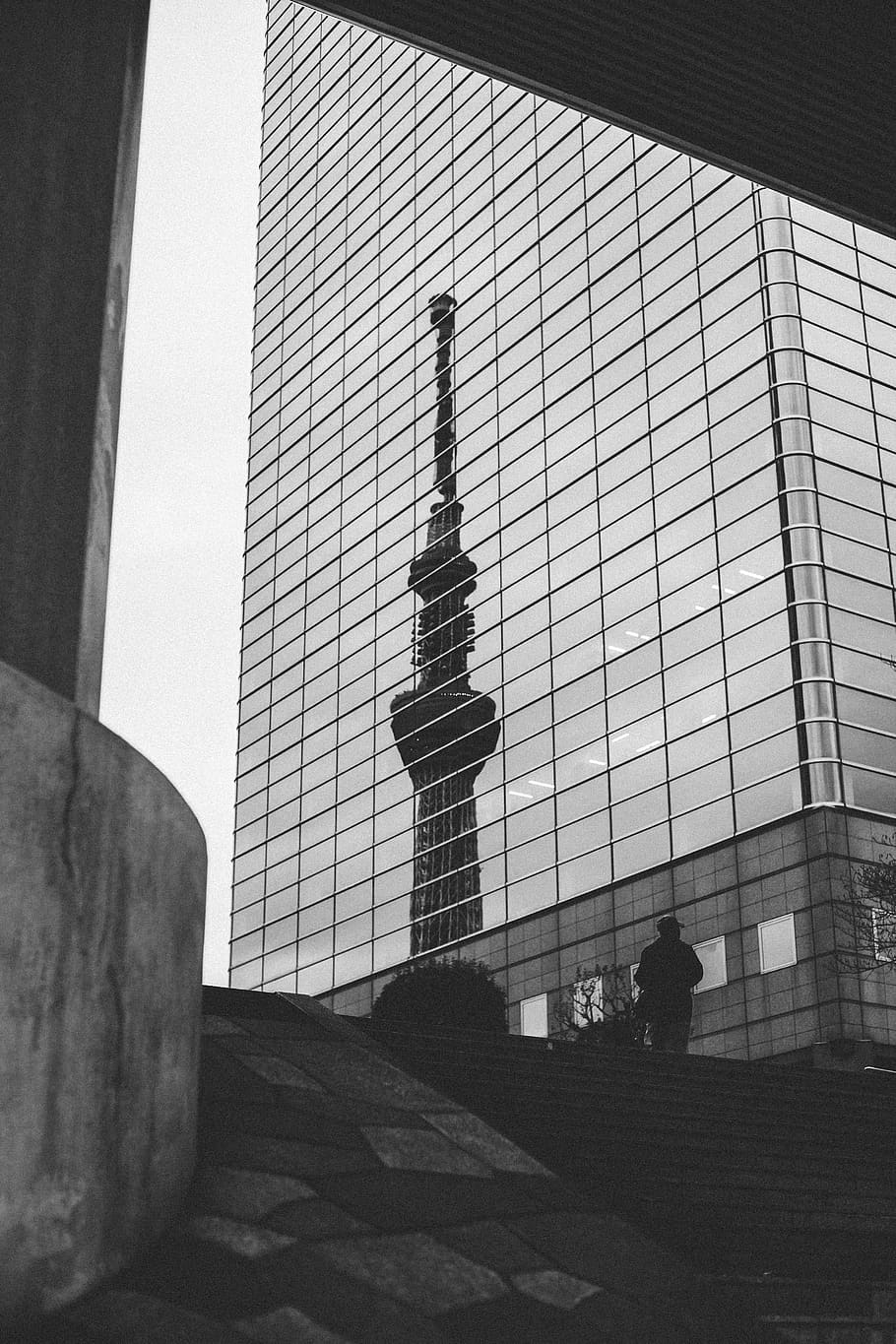 edifici de formigó gris, edifici, edifici d'oficines, persona, humà, arquitectura, urbà, tokyo, Japó, gris, riu sumida, ciutat, de gran alçada, campanar, torre, fletxa, paret, llum, símbol, signe, estructura construïda, exterior de l'edifici, vista d’angle baix, alta - alta, cel, dia, naturalesa, exterior d’edifici d’oficines, modern, a l'aire lliure, gratacels, oficina, llum solar, persones reals, silueta, homes, 5K
