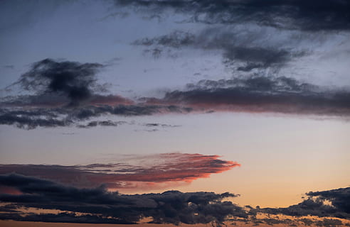 núvols nimbus, naturalesa, a l'aire lliure, cel, temps, cel vermell, vespre, posta de sol, alba, núvol, Cúmulus, llum solar, sortida del sol, silueta, Serra, muntanya, paisatge, llum, flamarada, edifici, arquitectura, núvol - cel, bellesa a la natura, escenics - natura, escena tranquil·la, tranquil·litat, cap gent, medi ambient, cel dramàtic, idíl·lic, escena no urbana, color taronja, vista d’angle baix, tempesta, 5K, CC0, domini públic, lliure de regalies