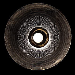 lys, lys pære, indendørs, geometrisk form, belysningsudstyr, cirkel, form, belyst, ingen mennesker, studio skud, mønster, sort baggrund, direkte under, lav vinkel visning, elektrisk lys, tæt på, design, glødende, loft, teknologi, elektrisk lampe, elektricitet, mørk, elektrisk udstyr, 2K, CC0, offentligt domæne, royaltyfrie